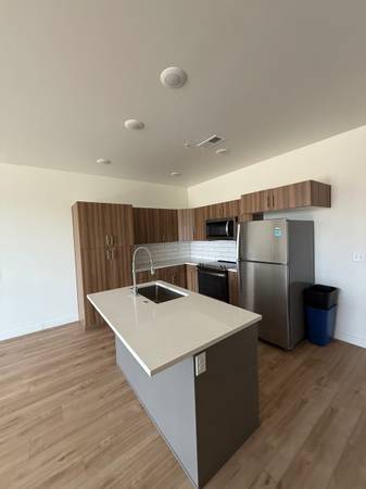 $1,629 / 1br - Top Floor One Bedroom Unit Available For IMMEDIATE Move In! (Murray)63969197383427121