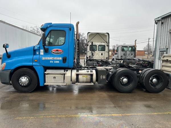2012 Freightliner Cascadia - Photo 3