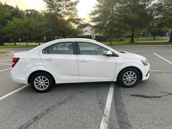 2017 Chevy Sonic LT, pocos kilómetros, equipado con muchas funciones, ¡gran auto!!! - $4,850 (Potomac)63616306052353124