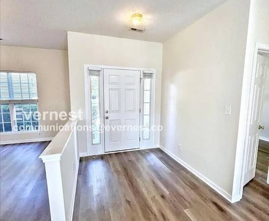 $1,100 / 3br - 1900ft2 - Live Life Here (High Point)64027278259203121