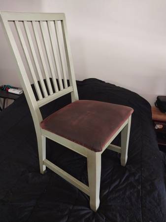 Free 4 dining room chairs 1