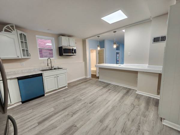$1,295 / 2br - Air-conditioned 2 BR in Highland Park (Highland Park)64013369961985123