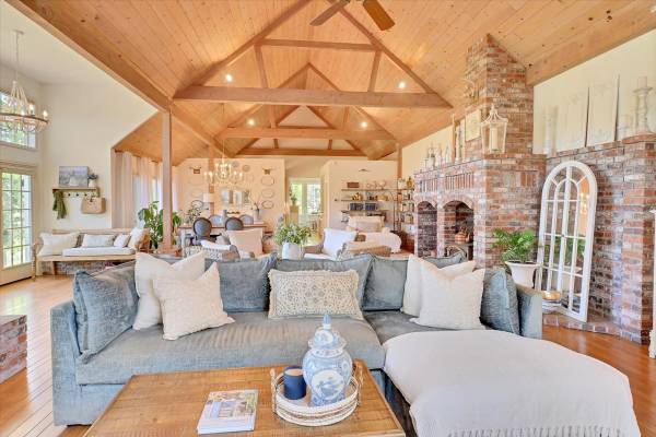 $1,175,000 / 3br - 3642ft2 - Miraculously Beautiful Home in Grass Valley. 3 Beds, 3 Baths63952103597443123