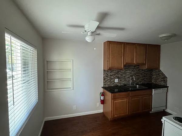 $610 / 1br - 700ft2 - *Apartamento de 1 dormitorio en Midtown con aire acondicionado central y estacionamiento – 1509 27th St #2✔ (Sacramento)63790713980291123