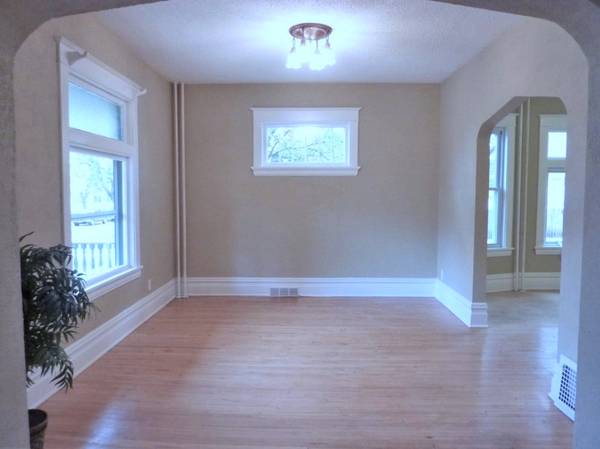 $1,375 / 2br - 1000ft2 - Clean and Bright Freshly Renovated 2 BR Apartment Main Floor! (Phalen)63797857840259122