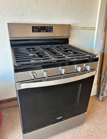 New Gas Range — Excellent Condition 1
