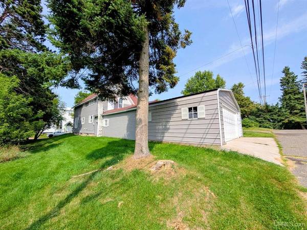$124,900 5 BR, 1.5 BA Victorian home MLS 50185403 (iron River)64151608138881122