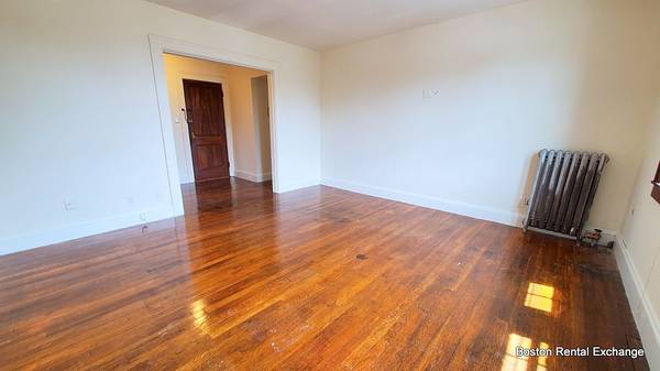 $1,750 / 1br - ♦GREAT LOCATION! SUNNY TOP FLOOR 1 BED STEPS TO THE T! HEAT INCLUDED! (Melrose)63828557627267122