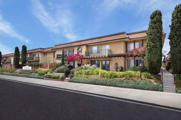 $2,580 / 2br - 1025ft2 - Spacious Closets, Resident Referral Program, Gas Range and Microwave (2051 Geneva St, Oceanside, CA)63865701744385120