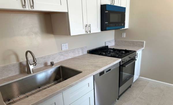 $1,995 / 450ft2 - ESTUDIO GRANDE CON AIRE ACONDICIONADO Y COCINA SEPARADA REFORMADO CERCA DEL ZOO (Hillcrest North Park San Diego 92103)63865590871041123