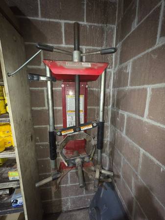 WALL MOUNTED STRUT COMPRESSOR 1