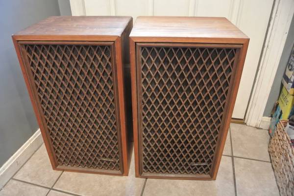 Vintage Realistic Nova 10 Walnut Lattice Grill Speakers 1