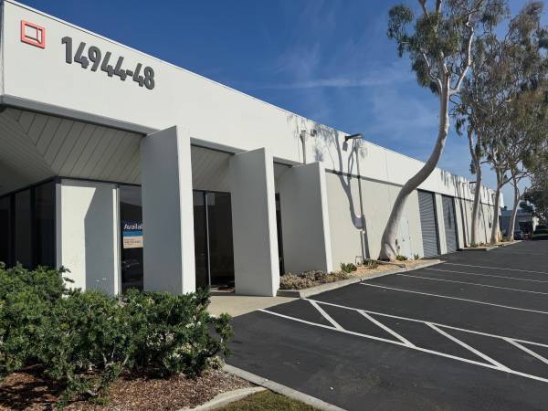 Front unit,M2 ind'l,15' clr, 2 GL drs, nr 5 Fwy,14 pkg, 2 RRs, clean 1