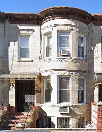 Nice three bedroom townhouse for sublease in Brooklyn 1