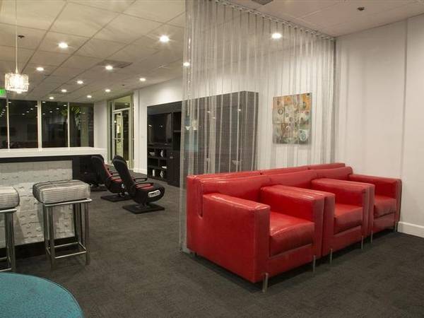 $2,636 / 2br - 1053ft2 - Basketball Court, Resident Lounge, Billiards & Game Room (209 S. Westmoreland Ave.)63952933104003122