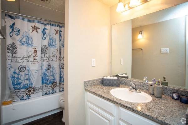 $899 / 1br - 630ft2 - Excelentes planos de piso esperan en Bedford Oaks (1400 Shady Ln, Dallas / Fort Worth, TX)63796326925441123