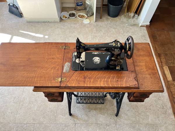 1902 Singer Sewing machine 1