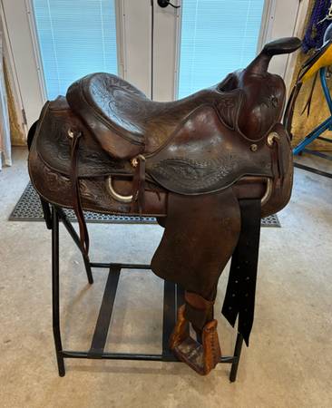#UR1 USED ROPING SADDLE 15 INCH SEAT MADE BY HEREFORD SADDLERY 1