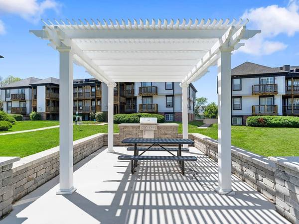 $945 / 2 habitaciones - 833 pies² - ➡️¡Cuando los minutos importan, vive donde trabajas y te diviertes! (4419 1st Ave SW, Cedar Rapids, IA)63863567212033120