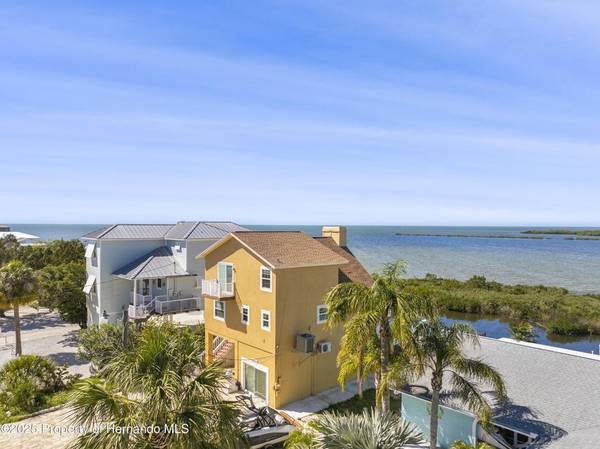 $3,500 / 3br - 1600ft2 - Executive  Waterfront Pool Home For Rent (Hudson)63991084613250121