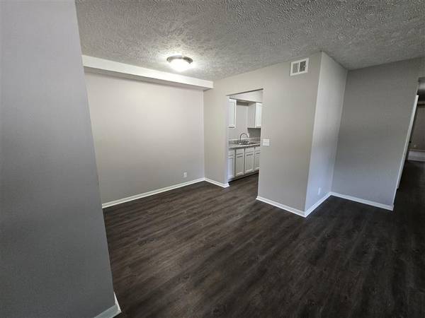 $1,490 / 3br - 1350ft2 - ¡Habitación amplia y actualizada de 3 habitaciones – Parque para perros, piscina, lavandería y más! (10905 North Mill Court, Omaha, NE)63681642387457121