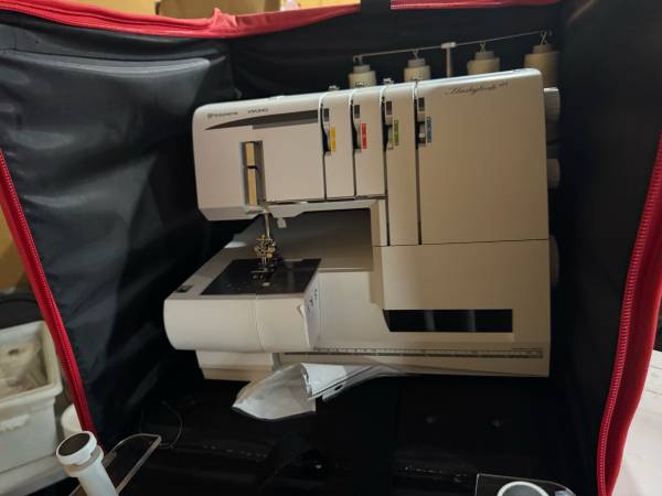 2 in 1 Serger and coverstitch  machine Husqvarna Viking Huskylock S21 1