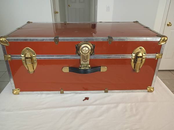Trunk with Key, Footlocker, Dorm Trunk, Storage Trunk 1