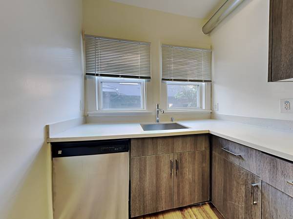 $1,750 Modern Apartment with Large Closets | Steps to BART & City Fun! (oakland downtown)63873333623683123