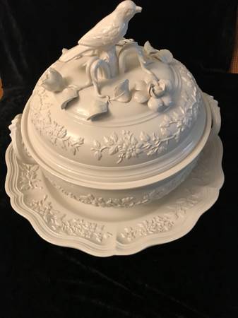 Large Tureen W/Lid and Platter 1