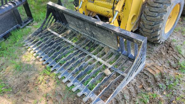 Rock bucket for skid steer 1