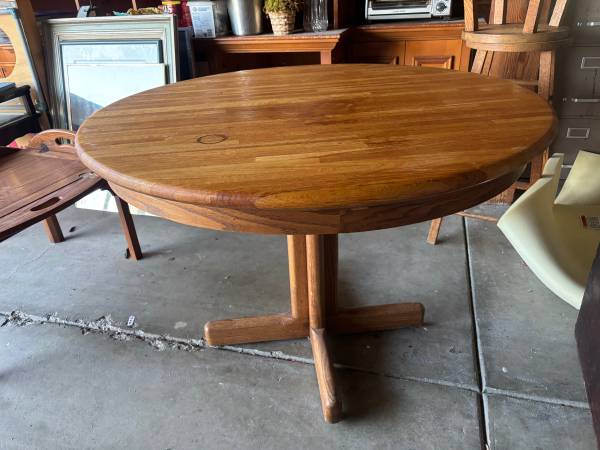 Solid oak round dining table 1