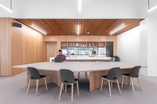 Simplify your scheduling: book meeting rooms instantly on our app 1