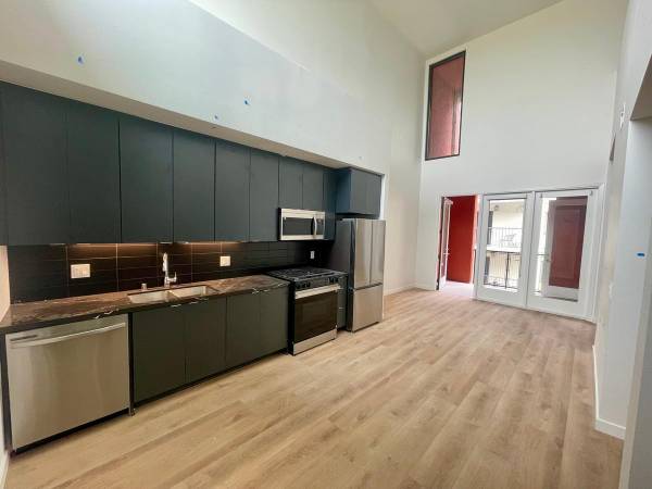 $4,371 / 1br - 906ft2 - Hard-Surface Flooring, Unique Loft and Penthouse Options (Hillcrest)63865933790723123