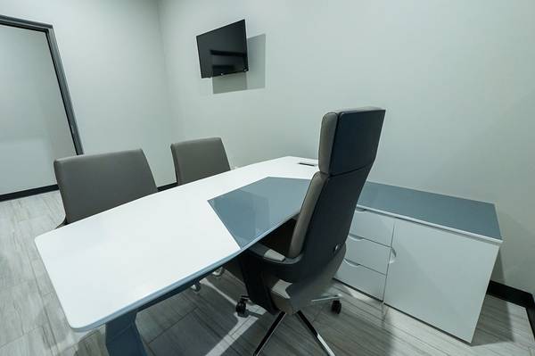 $550 / 100ft2 - Oficinas con ventanas disponibles, completamente amuebladas e internet incluido! (404 Airport Freeway Frontage Road)63867601523073123