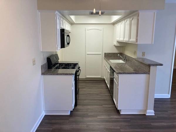 Large Apt - Convenient Access - Full Kitchen! - Welcome Pets 1