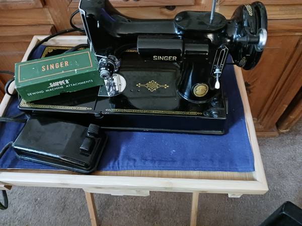 Vintage Singer Sewing Machine 1