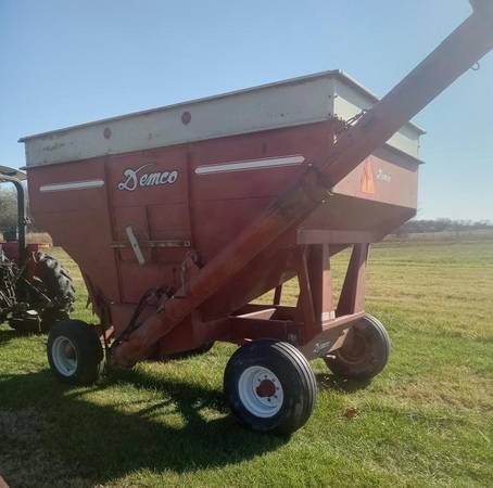 Gravity Wagons with augers 1