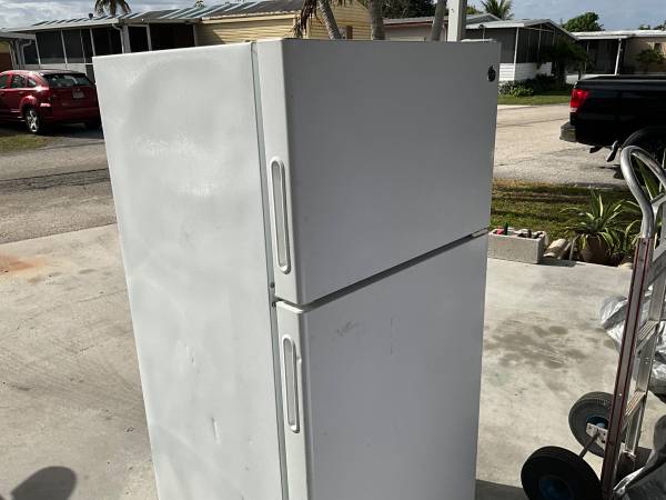 GE refrigerator. 1