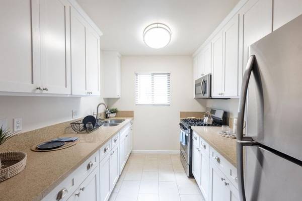 $2,595 / 2br - LED lighting, Upgraded Kitchens, Laundry On-Site (1222 West 39th Street, Los Angeles, CA)63840114801921122