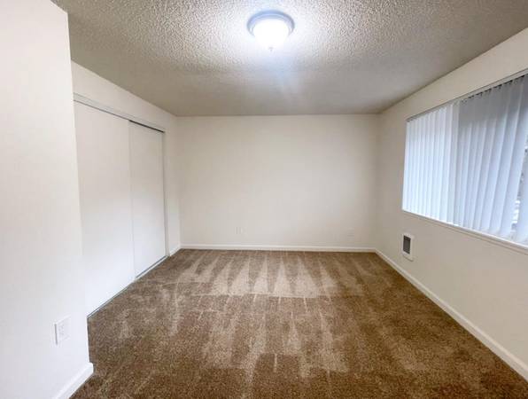 $1,725 / 2br - TARIFA DE APLICACIÓN CANCELADA - Comunidad Suburbana, Amplios Armarios + Patio Verde (Milwaukie Heights)63914739511938122