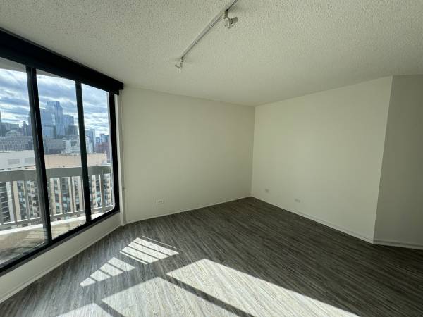 $1,995 / 1br - River North Convertible/1 Bedroom with Private Balcony, Pool & Gym (River North)63898734837763121