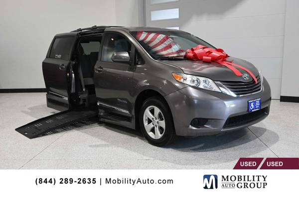 2017 *Toyota* *Sienna* *LE Mobility FWD 7-Passenger Mob 1