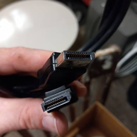 DisplayPort cable 1