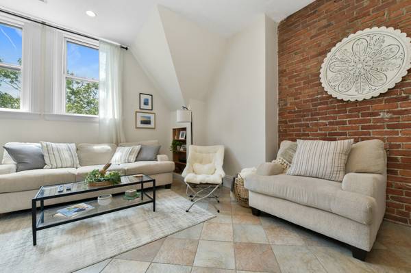 $3,200 / 2br - Beautiful 2 bed in Brookline w/ laundry in unit, parking, utils inc!! (Washington Square)63802096969985121