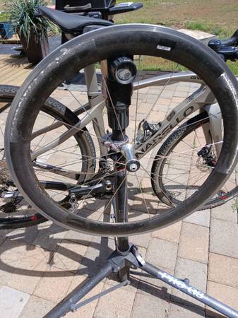 Zipper 404 front wheel 1