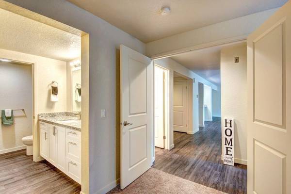 $2,655 / 2hab - 1250ft2 - Imperdible, piscina al aire libre y dos spas de hidromasaje, armario empotrado (centro de la ciudad de Bellevue)63850641741825122