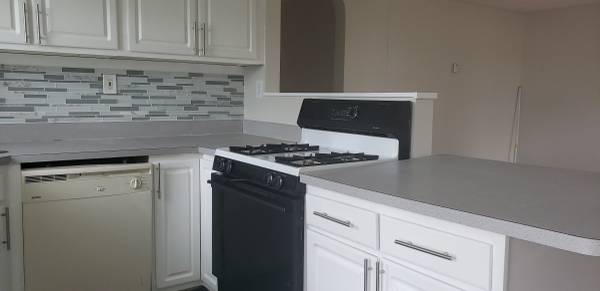 $2,075 / 2br - 1000ft2 - Desirable 2nd floor 2br apartment close to Tweed with bonus room (East Haven)64010165690626121