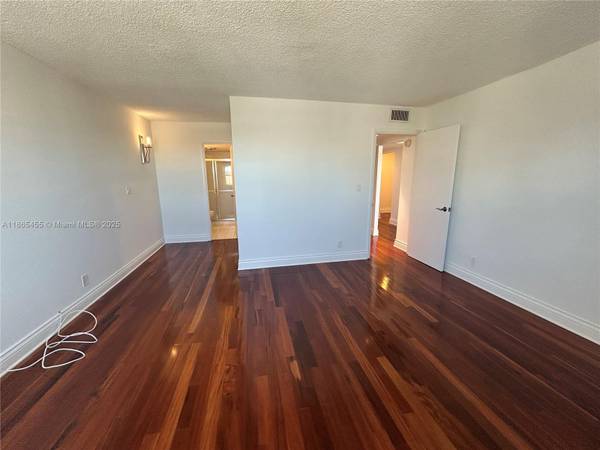 $2,100 / 1br - FABULOUS AND AMAZING 1 BED 1 BATH UNIT (HALLANDALE)63906442261507124