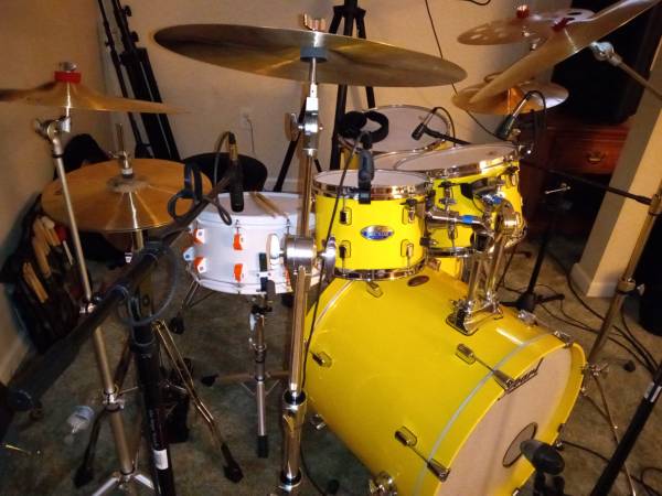 Drummer Looking Professional (Feasterville-Trevose)63404349160963121