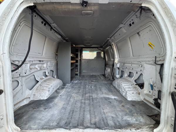 2011 Ford E-350 - Photo 11